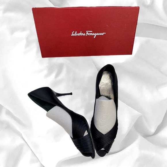 Salvatorre Ferragamo pumps - Picture 2 of 2